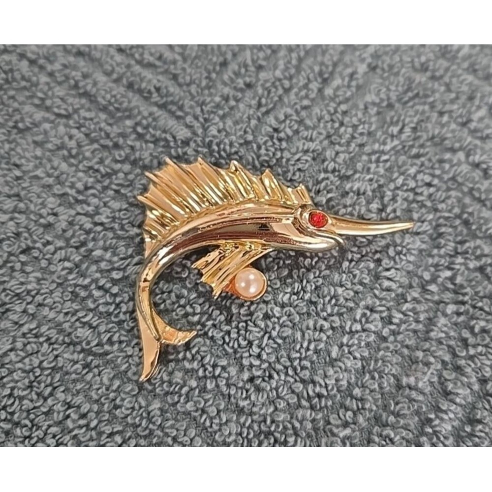Marlin Swordfish Fish Figural Rhinestone Faux Pearl Gold Tone Brooch Pin VTG 2"